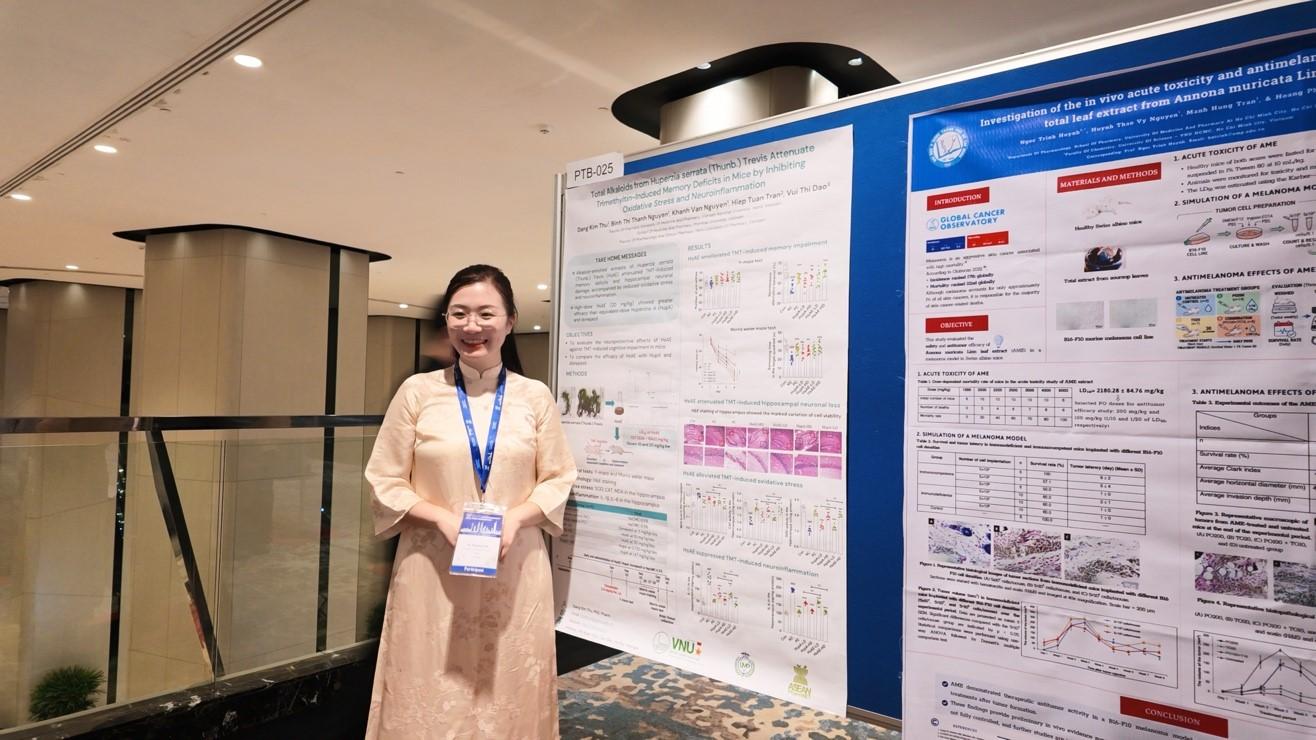 TS. Đặng Kim Thu trong phiên báo cáo poster